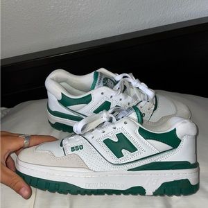 NEW BALANCE 550s WHITE/GREEN MENS 6.5, WOMENS 8.5